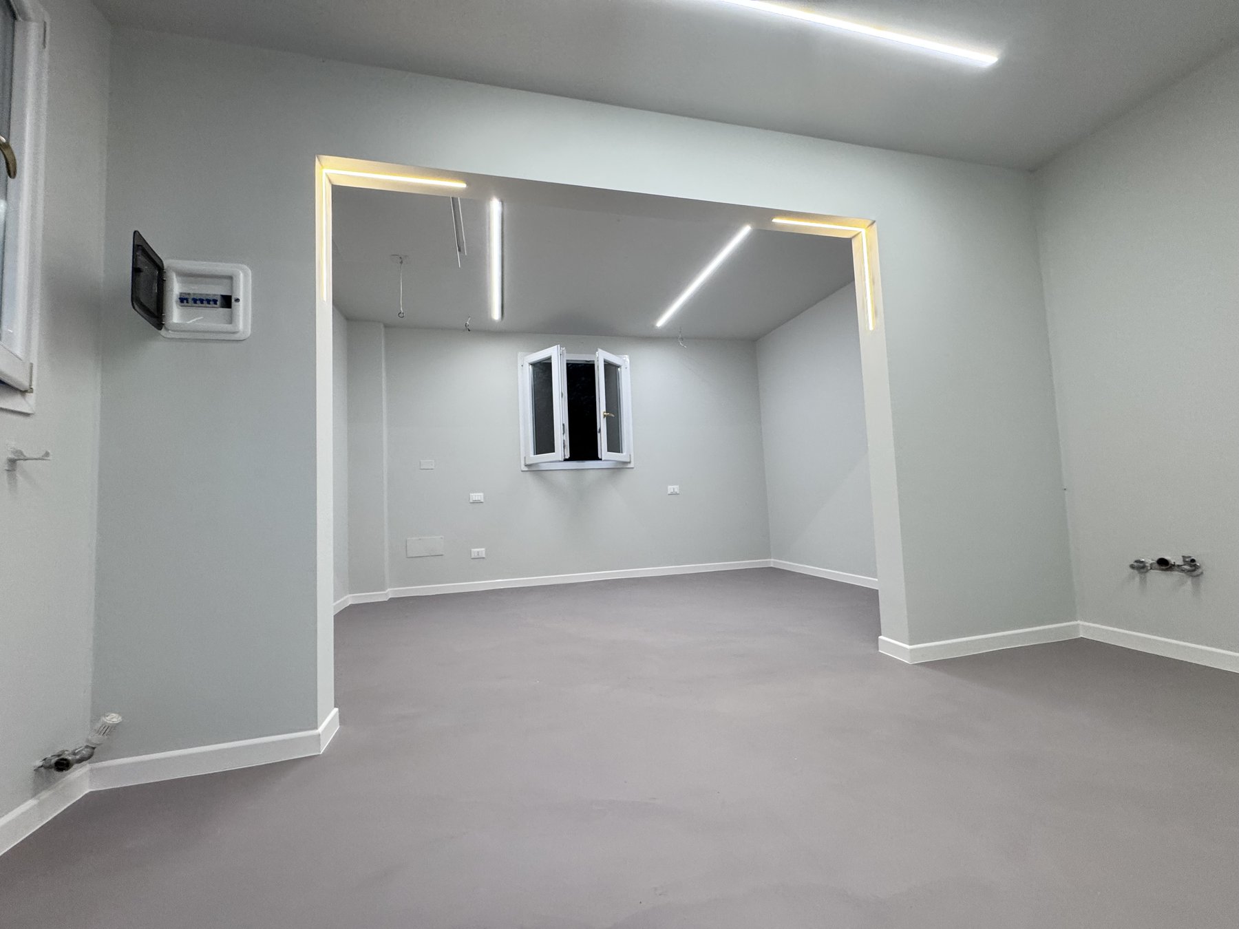 Ambienti completati con pareti uniformi, finiture chiare e illuminazione integrata