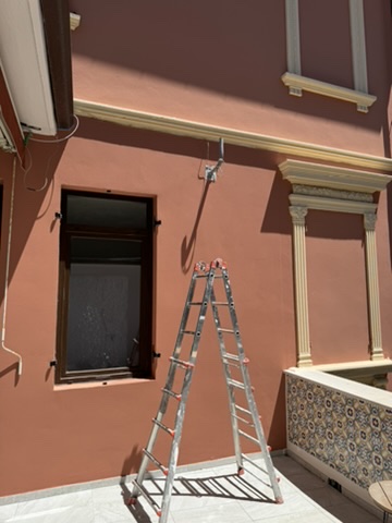 Tinteggiatura esterna color terracotta con dettagli chiari