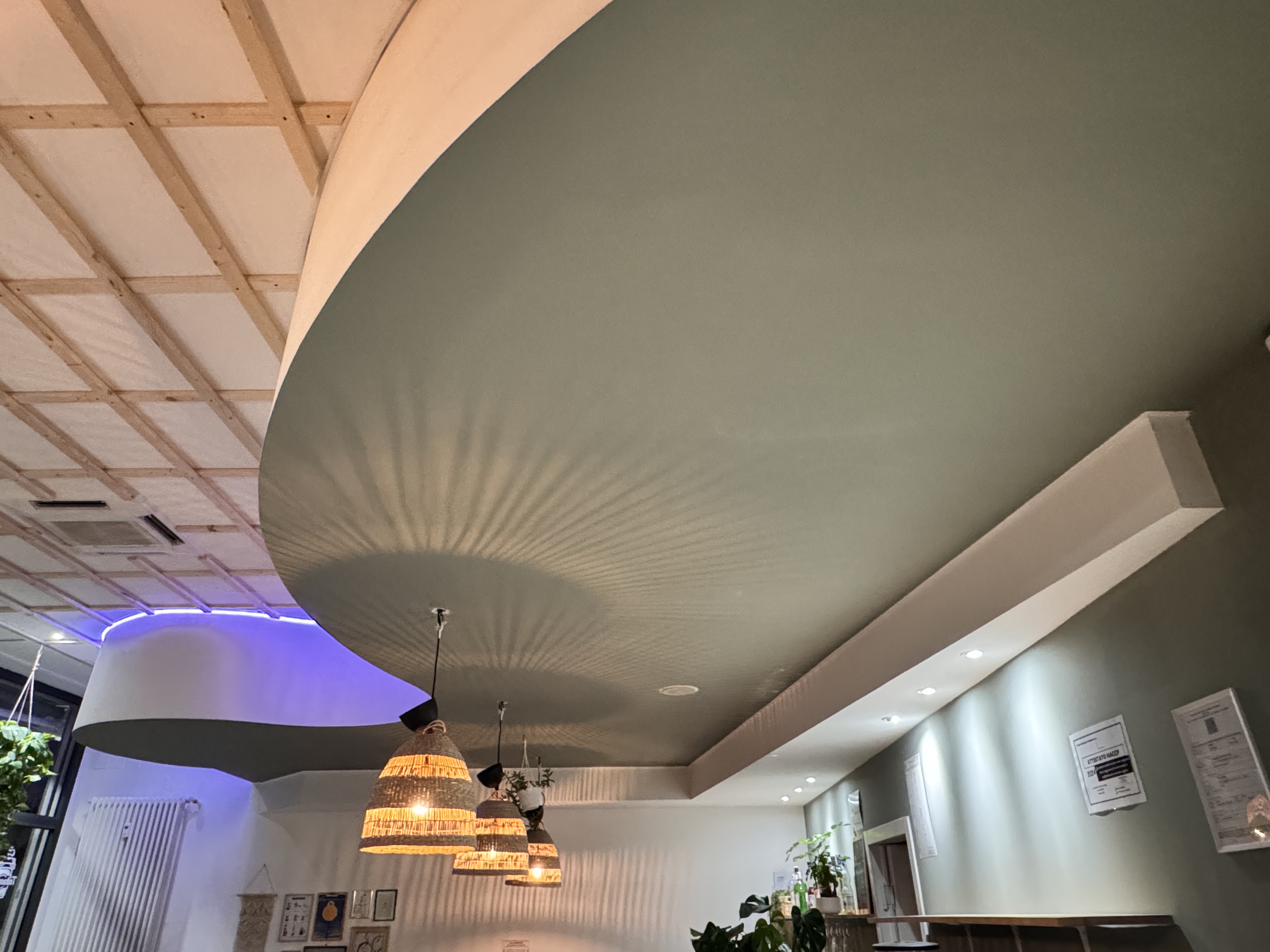 Soffitto verde decorativo in un locale