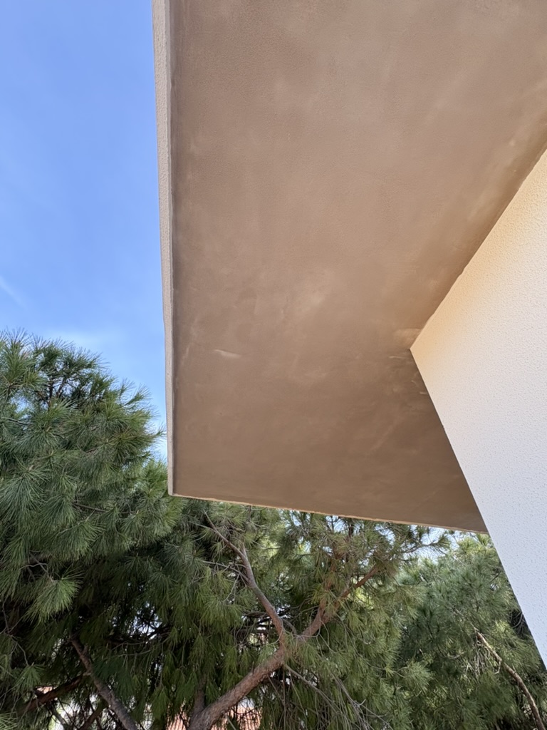 Rasatura esterna del soffitto di un balcone