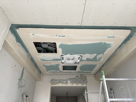 Soffitto in cartongesso con giunti e aperture per gli impianti