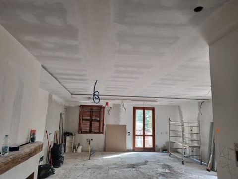 Grande ambiente con pareti e soffitto preparati