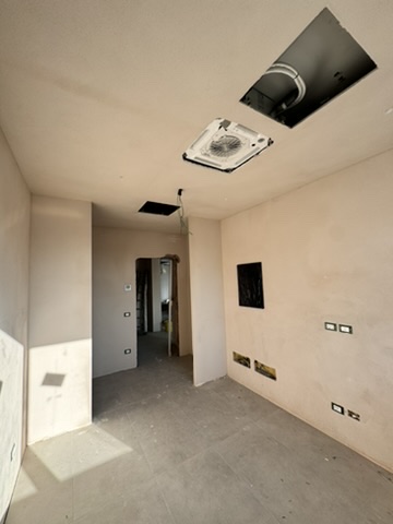 Interno rasato con aperture tecniche nel soffitto