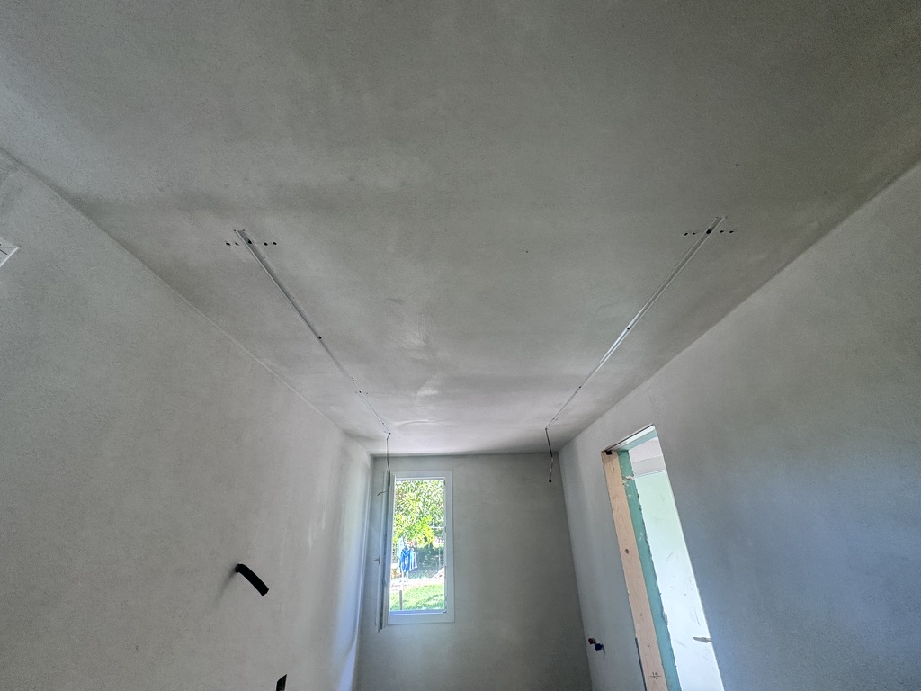 Ambiente interno con pareti e soffitto rasati