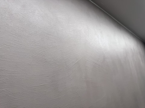 Parete rasata osservata con luce radente