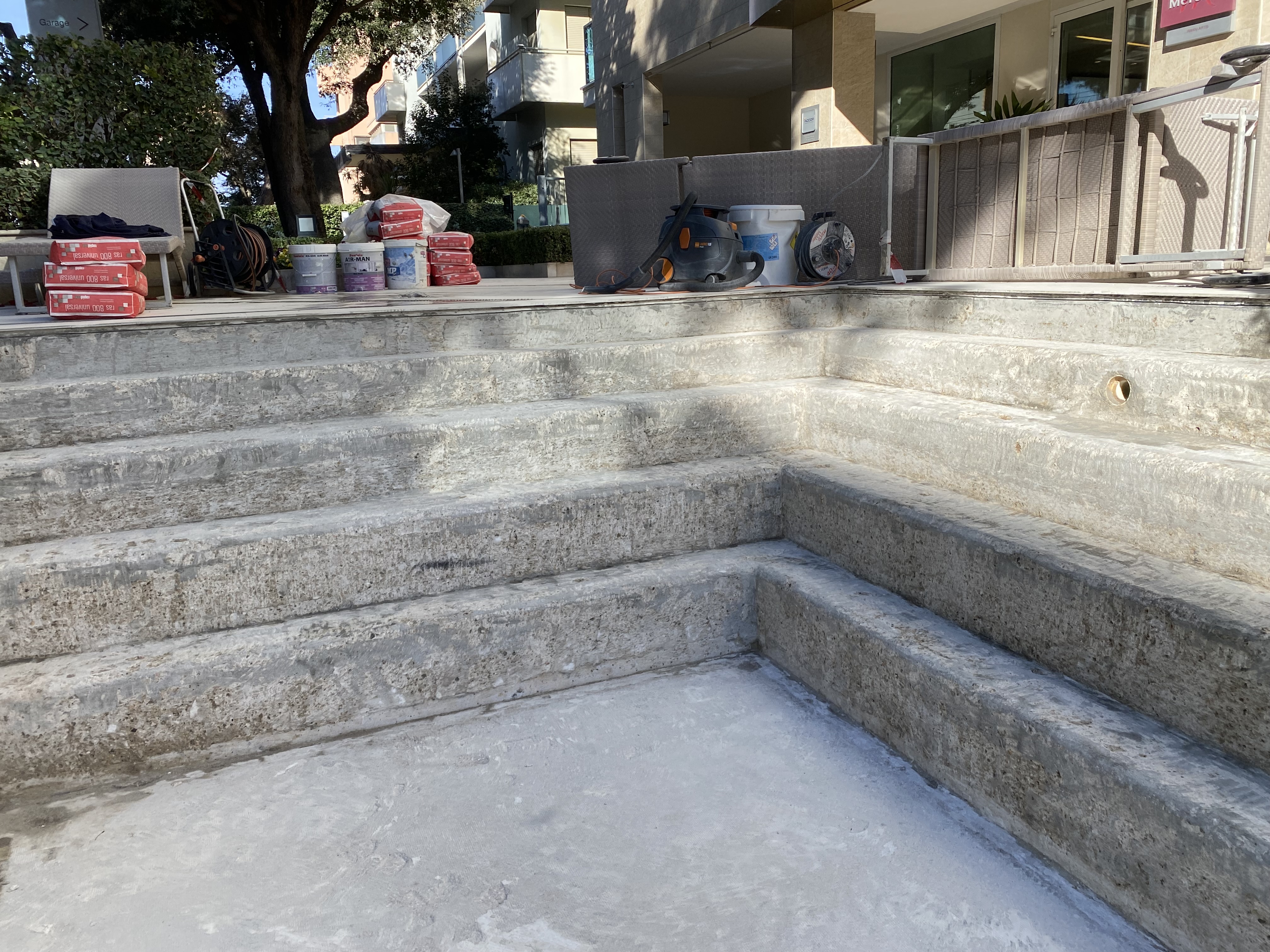 Piscina svuotata durante la preparazione delle superfici