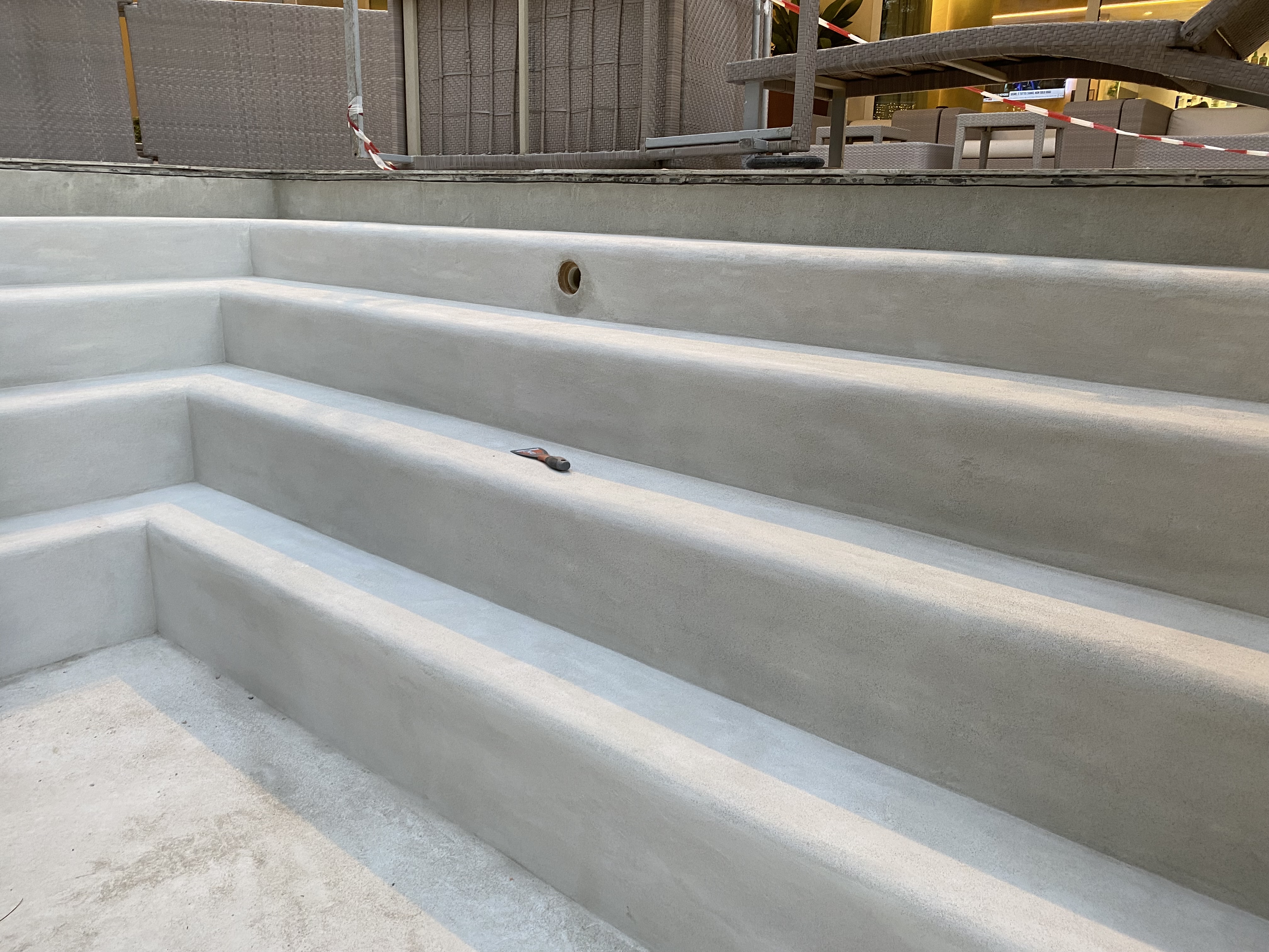 Superfici di una piscina uniformate dopo la lavorazione